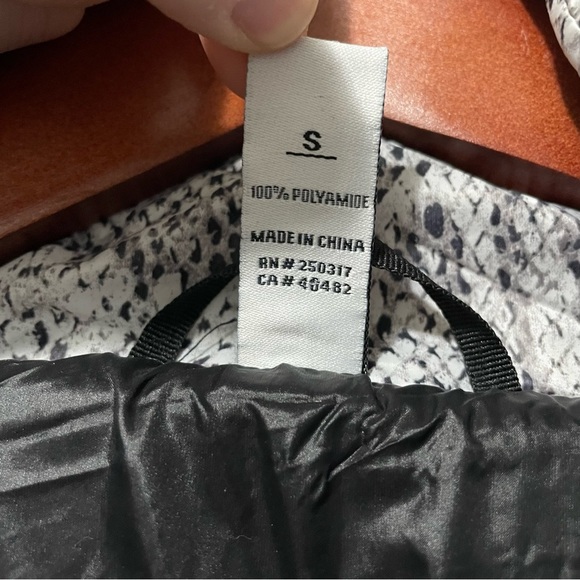 Varley Highland Puff Jacket Contrast Snake Women’s hooded puffer coat size small - Picture 10 of 13